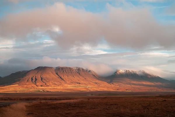 Paisaje Montañoso Con Juego Sol Sombras Varmahlid Islandia — Foto de Stock