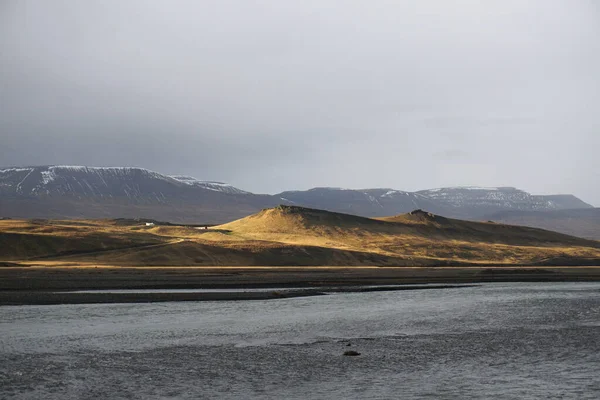Paisaje Montañoso Con Juego Sol Sombras Varmahlid Islandia —  Fotos de Stock