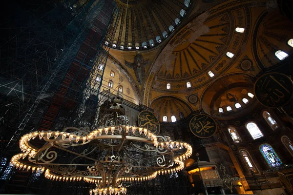 İstanbul, Türkiye - 6 Aralık 2014: Ayasofya İçi