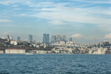 İstanbul, Türkiye - 6 Aralık 2014: İstanbul Boğaz 'dan ufuk çizgisi görünümü