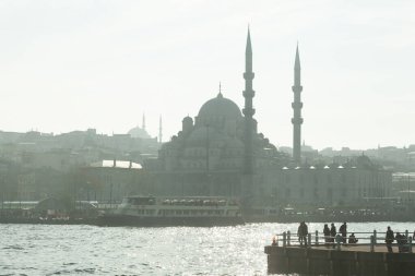 İstanbul, Türkiye - 6 Aralık 2014: Galata Köprüsü 'nden yeni cami manzarası