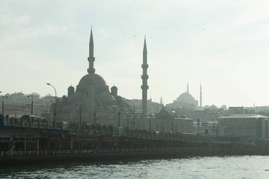 İstanbul, Türkiye - 6 Aralık 2014: Yeni Cami Manzarası ve Galata Köprüsü