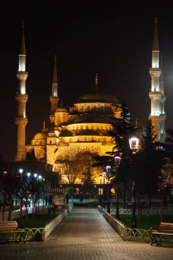 İstanbul, Türkiye - 6 Aralık 2014: Geceleri Mavi Cami, Sultan Ahmet Park 
