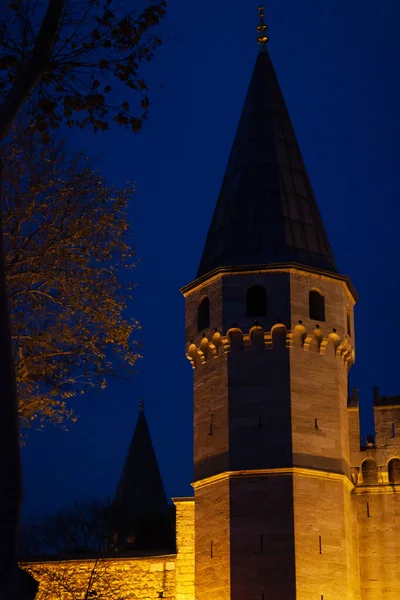 Estambul Turquía Diciembre 2014 Torre Del Palacio Topkapi Por Noche —  Fotos de Stock