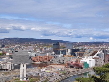 Oslo, Norveç - 30 Nisan 2022: Ekeberg Parkı 'ndan Oslo Limanı manzarası