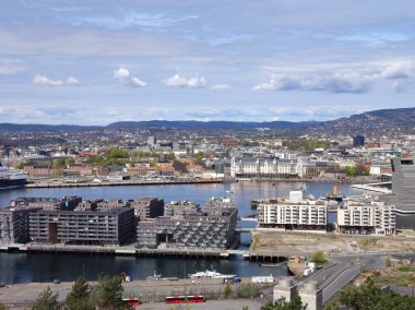 Oslo, Norveç - 30 Nisan 2022: Ekeberg Parkı 'ndan Oslo Limanı manzarası