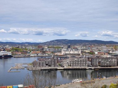 Oslo, Norveç - 30 Nisan 2022: Ekeberg Parkı 'ndan Oslo Limanı manzarası