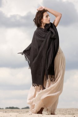 çekici ve çölde dans duygusallık kadının