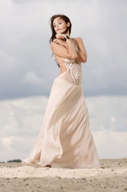 çekici ve çölde dans duygusallık kadının