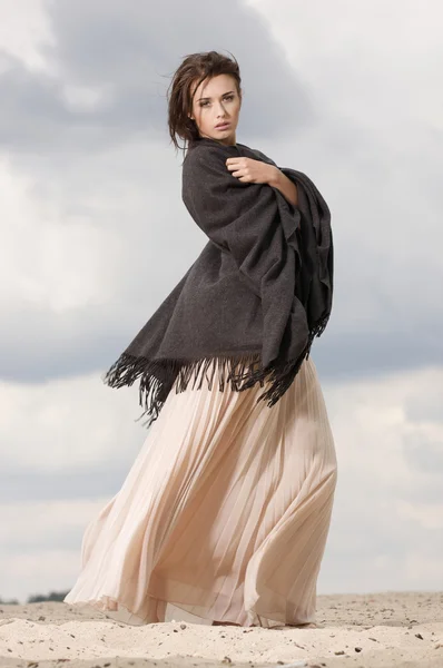 Attractive and sensuality woman dancing in the desert — Stock Photo, Image