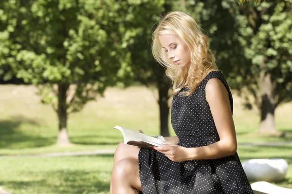 Giovane donna che legge libro — Foto Stock