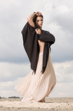 çekici ve çölde dans duygusallık kadının