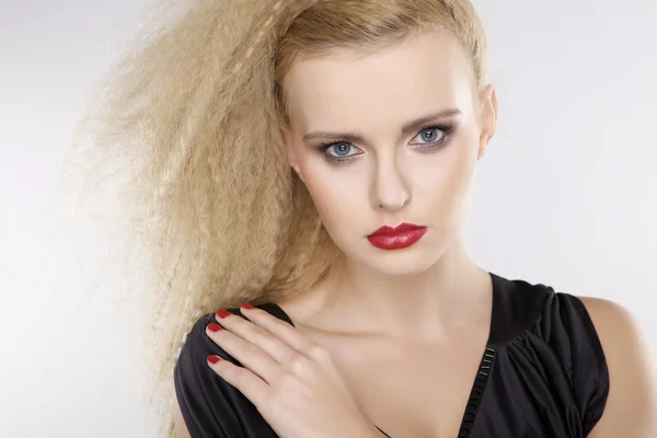 Junge hübsche Frau mit schönen blonden Haaren — Stockfoto