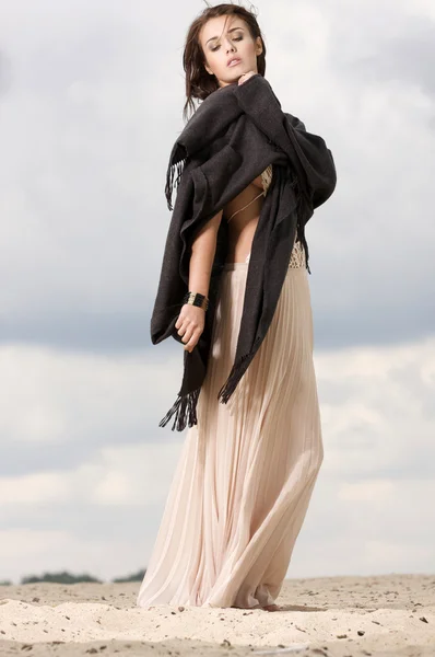 Attractive and sensuality woman dancing in the desert — Stock Photo, Image