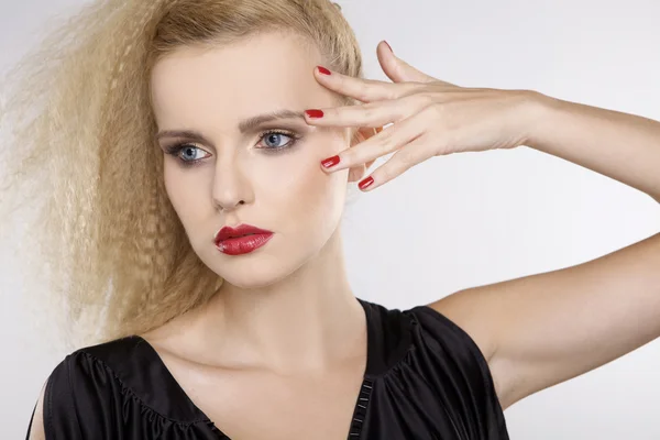 Junge hübsche Frau mit schönen blonden Haaren — Stockfoto