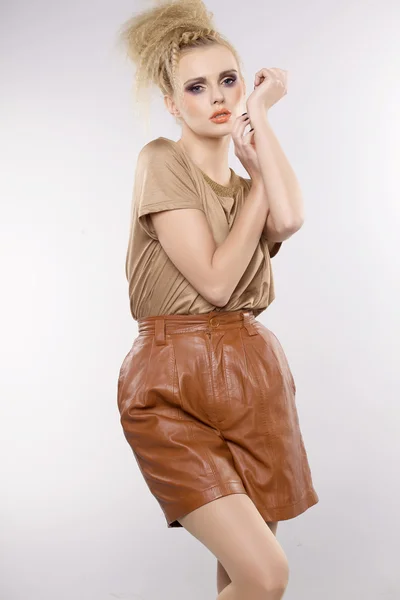 Gyönyörű felnőtt érzékiség nő barna ruhában — Stock Fotó