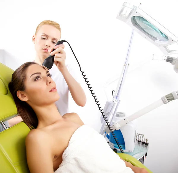 Woman having a stimulating facial treatment from a therapist — Stock Photo, Image