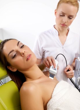 bir terapist bir uyarıcı yüz tedavi olan kadın