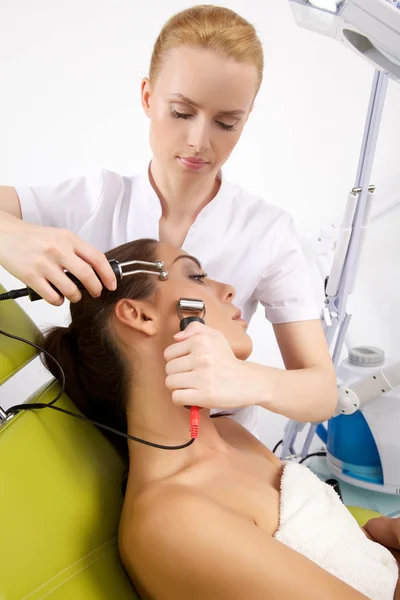 Mulher que tem um tratamento facial estimulante de um terapeuta — Fotografia de Stock