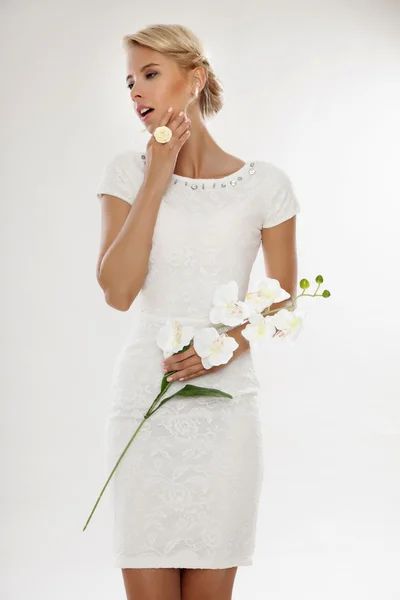 Молодая невеста в белом свадебном платье счастливая улыбка — стоковое фото