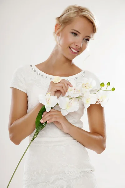 白色婚礼的年轻新娘礼服幸福微笑 — 图库照片
