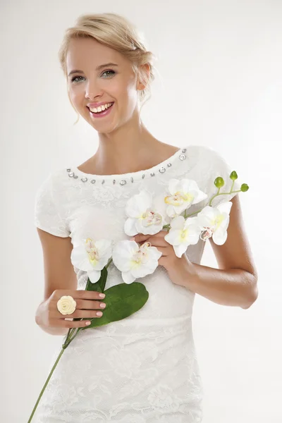 Unga bruden i vit bröllop klä glada leende — Stockfoto