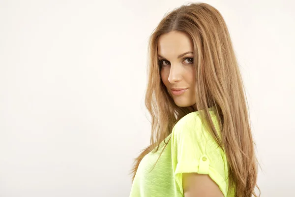 Ung vacker kvinna med vackra blonda hårstrån — Stockfoto