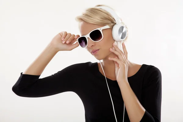 Beautiful girl is listen to the music — Stock Photo, Image