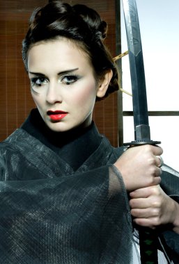 güzel Japon kimono kadın samuray kılıcı ile