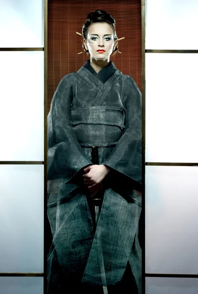 Schöne japanische Kimono-Frau mit Samurai-Schwert — Stockfoto