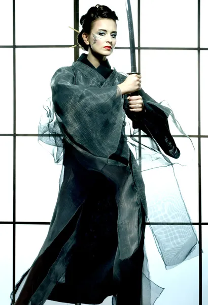 Красивая японская кимоно женщина с самурайским мечом — стоковое фото