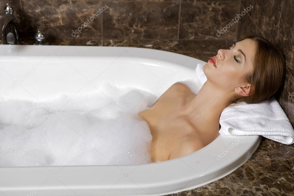 Зрелая дамочка приласкала свою небритую киску в пенной ванне