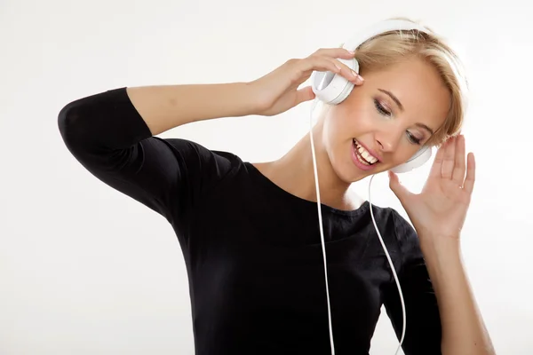 Beautiful girl is listen to the music — Stock Photo, Image