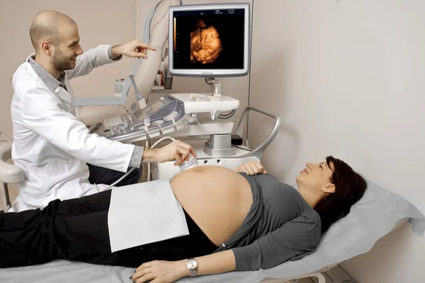 Mulher grávida recebendo ultra-som do médico — Fotografia de Stock