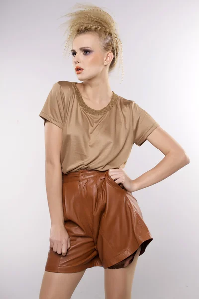Mooie volwassen sensualiteit vrouw in bruin jurk — Stockfoto