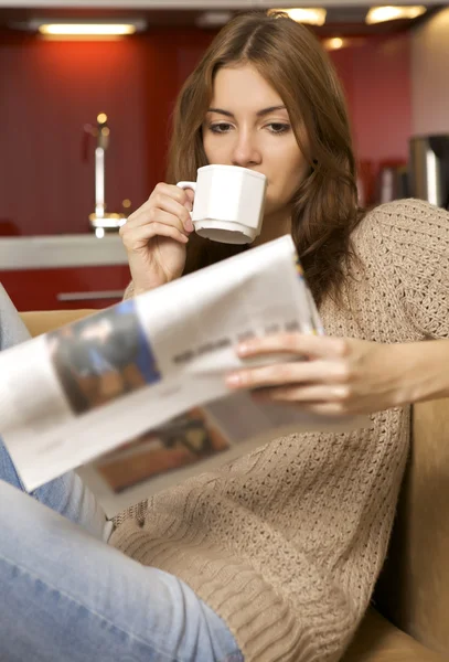 コーヒーを飲みながら読書ニュース 30 代の女性 — ストック写真