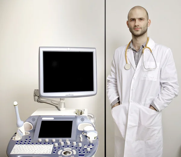 Genç erkek teknisyen ultrason makine işletim portresi — Stok fotoğraf
