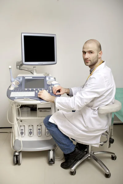 Retrato de jovem técnico masculino operando máquina de ultra-som — Fotografia de Stock