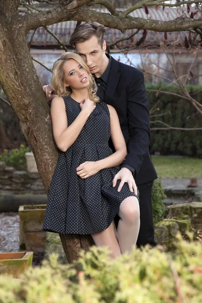 Retrato de pareja joven enamorada posando — Foto de Stock