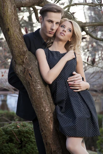 Porträtt av ungt par i kärlek poserar — Stockfoto