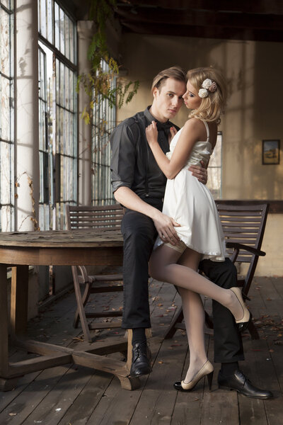 Портрет влюбленной молодой пары
