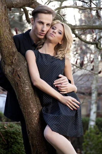 Retrato de pareja joven enamorada posando — Foto de Stock