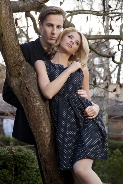 Retrato de pareja joven enamorada posando — Foto de Stock