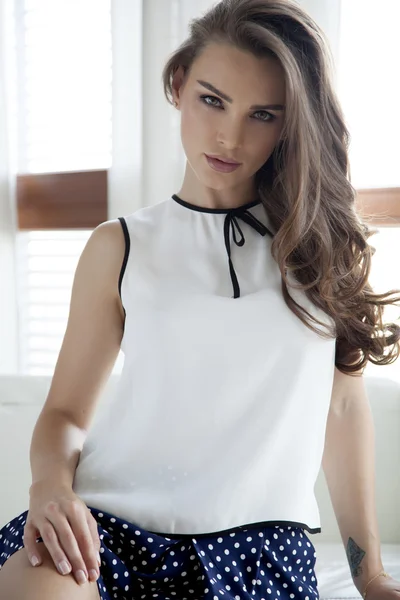 Vacker och sexig kvinna som bär elegance klänning — Stockfoto