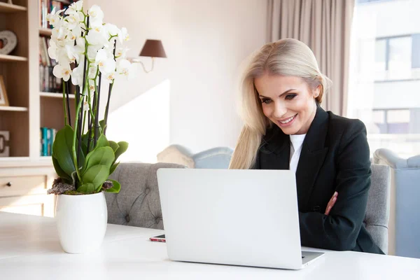 Attraktiv Lächelnde Junge Erwachsene Blonde Frau Die Hause Büro Arbeitet — Stockfoto