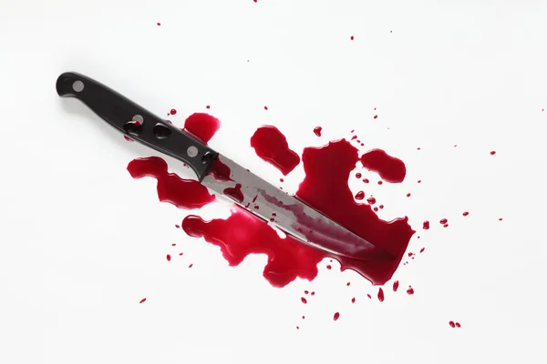 Blutiges Messer mit Blutspritzer isoliert auf weiß. Stockfoto