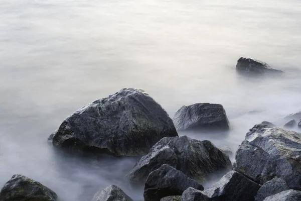 Mořské kameny při východu slunce — Stock fotografie