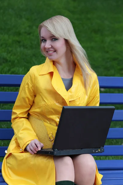 Jonge mooie vrouw. — Stockfoto