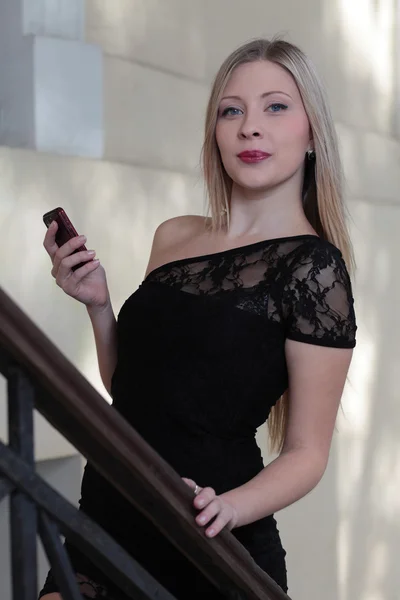 Belle jeune femme parlant au téléphone. — Photo