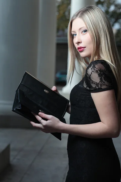 空の財布を持つ若い白人女性 ストック画像